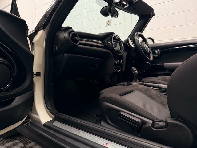 Mini Convertible 2.0 Cooper S Convertible Steptronic Eur GM68ADU White #3