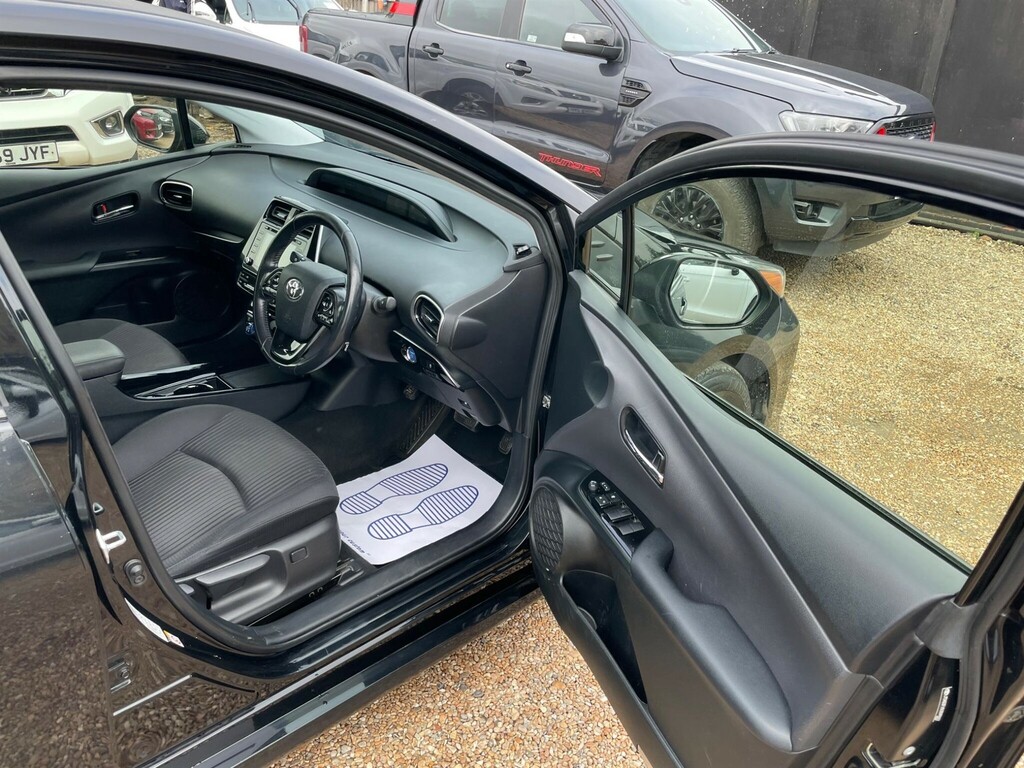 Toyota Prius Active White #8