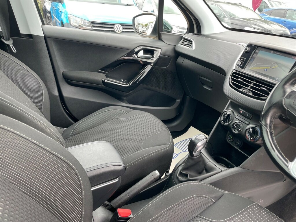 Peugeot 208 1.2 Puretech 82 Active White #17