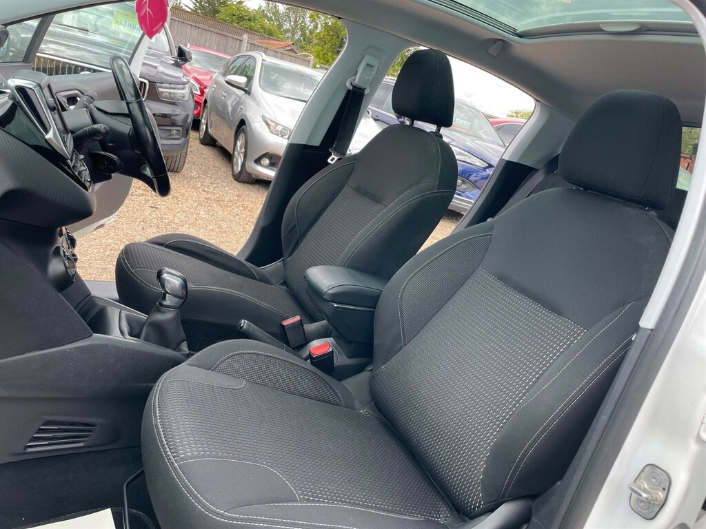 Peugeot 208 1.2 Puretech 82 Active White #26