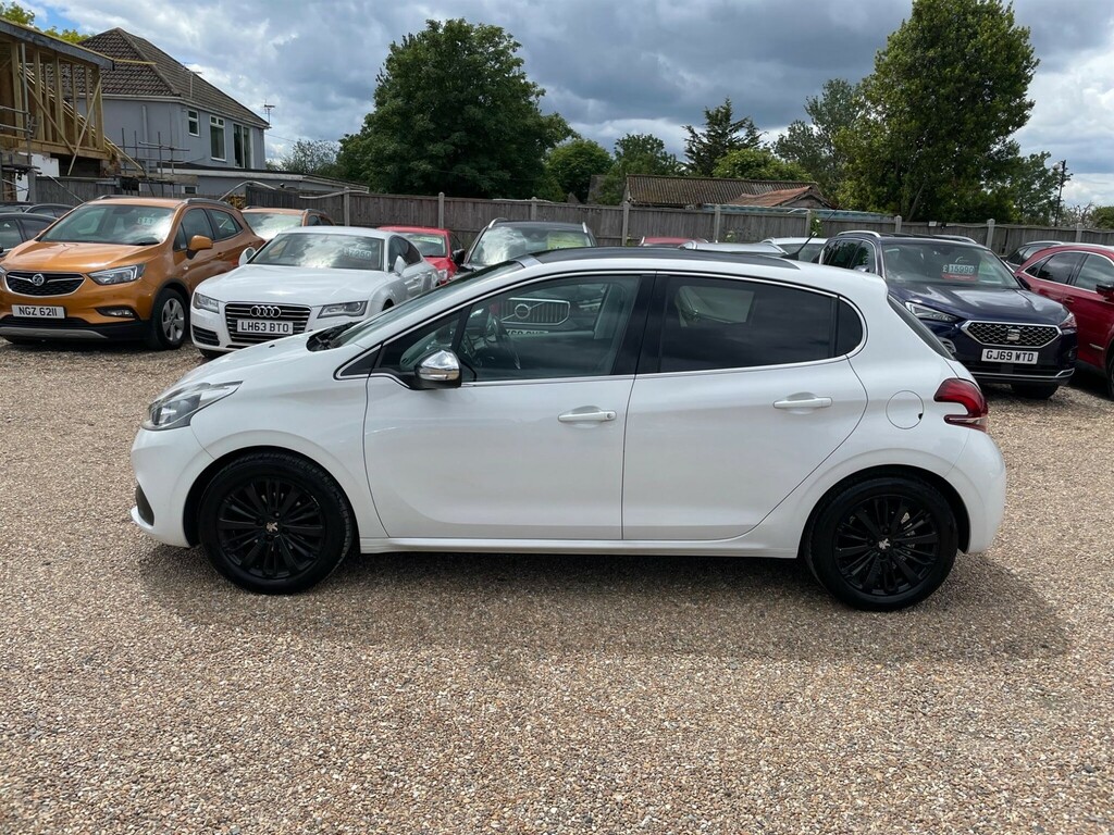 Peugeot 208 1.2 Puretech Allure Premium Euro 6 White #4