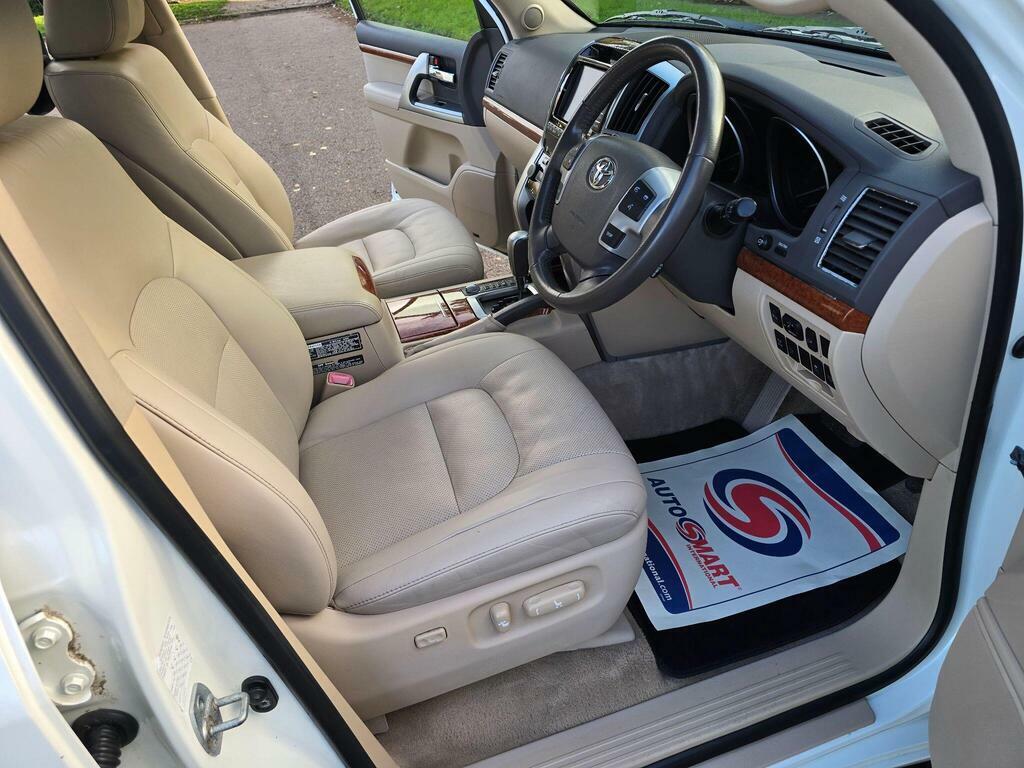 Toyota Land Cruiser V8 4.5L Null White #68