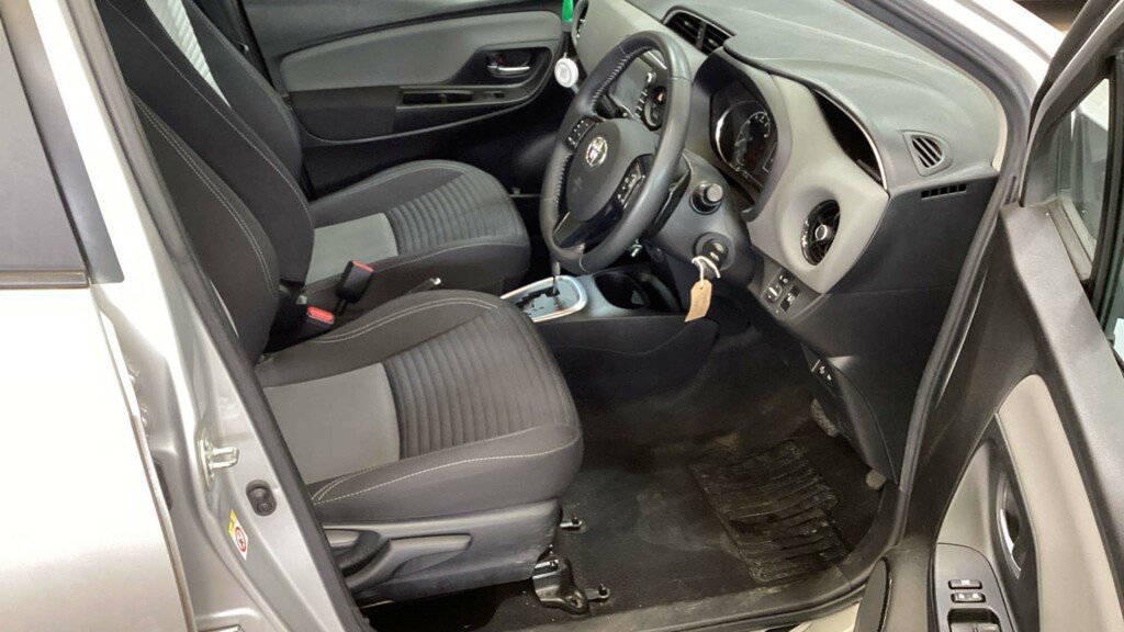 Toyota Yaris Vvt-i Icon Tech Grey #11