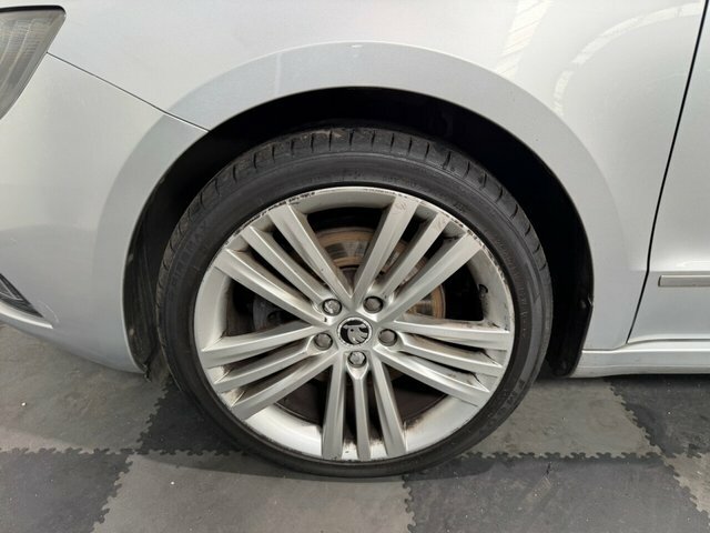 Skoda Superb 2.0 Tdi Elegance Hatchback Dsg 4Wd Euro Silver #6