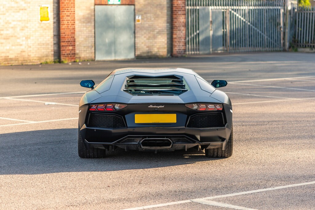 Lamborghini Aventador V12 White #13