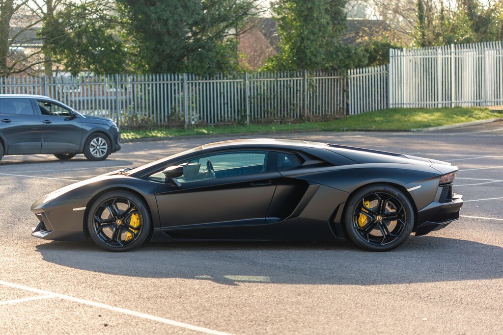 Lamborghini Aventador V12 White #84