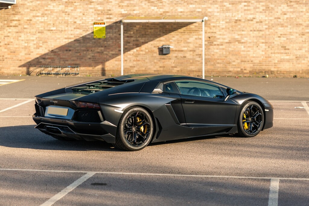 Lamborghini Aventador V12 White #78
