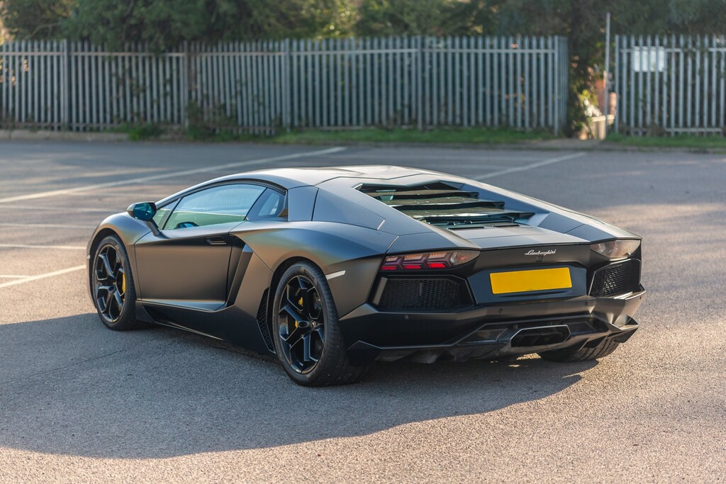 Lamborghini Aventador V12 White #82