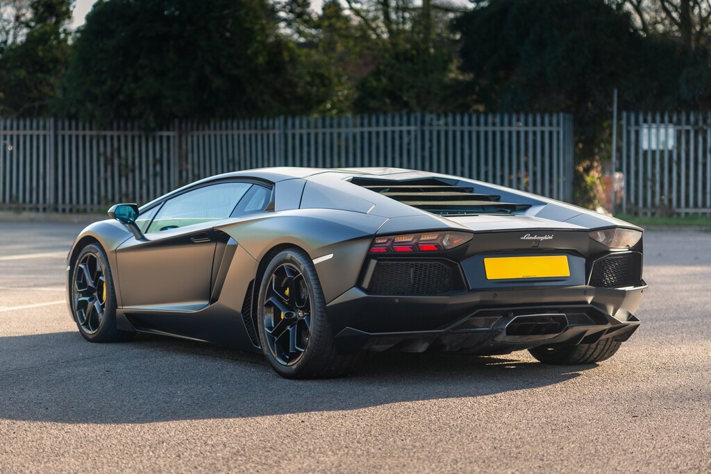 Lamborghini Aventador V12 White #81