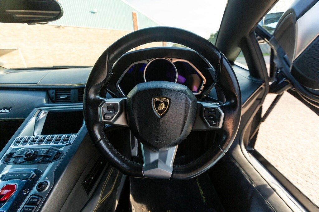 Lamborghini Aventador V12 White #130