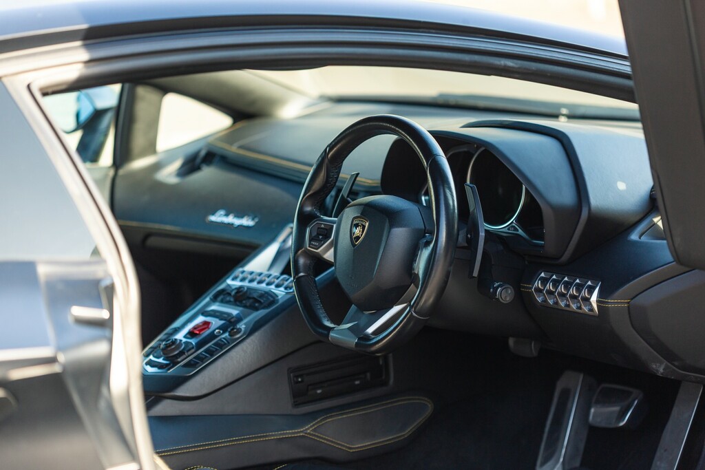 Lamborghini Aventador V12 White #70