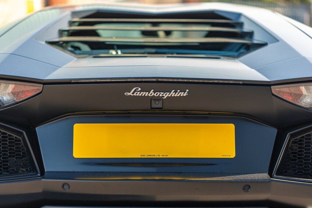 Lamborghini Aventador V12 White #104
