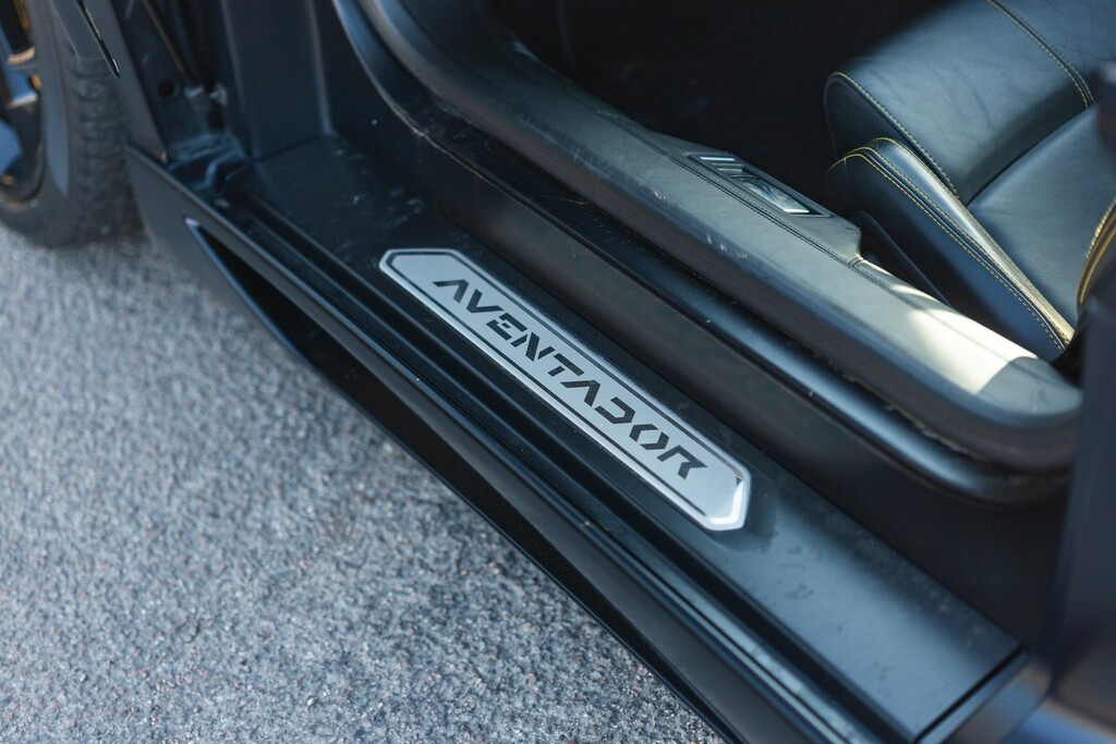 Lamborghini Aventador V12 White #53