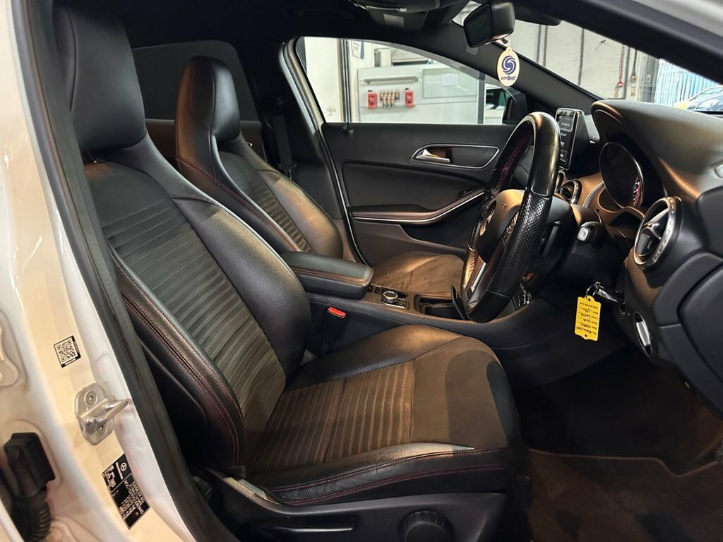 Mercedes-Benz GLA Class 2.1 Gla200 Cdi Amg Line 4Matic Silver #21