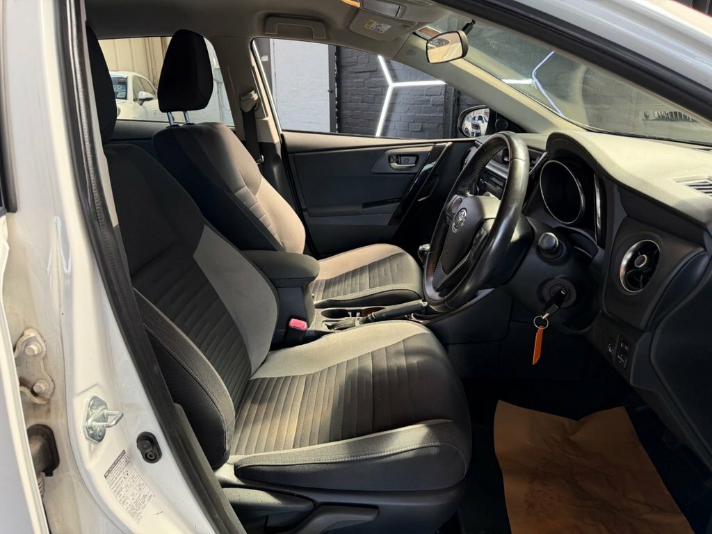 Toyota Auris 1.6L Icon White #4