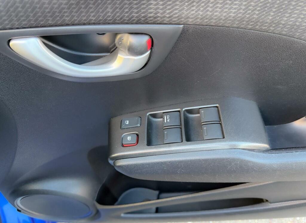 Honda Jazz Honda Hatchback 1.4 I-vtec Es Plus Cvt Silver #33