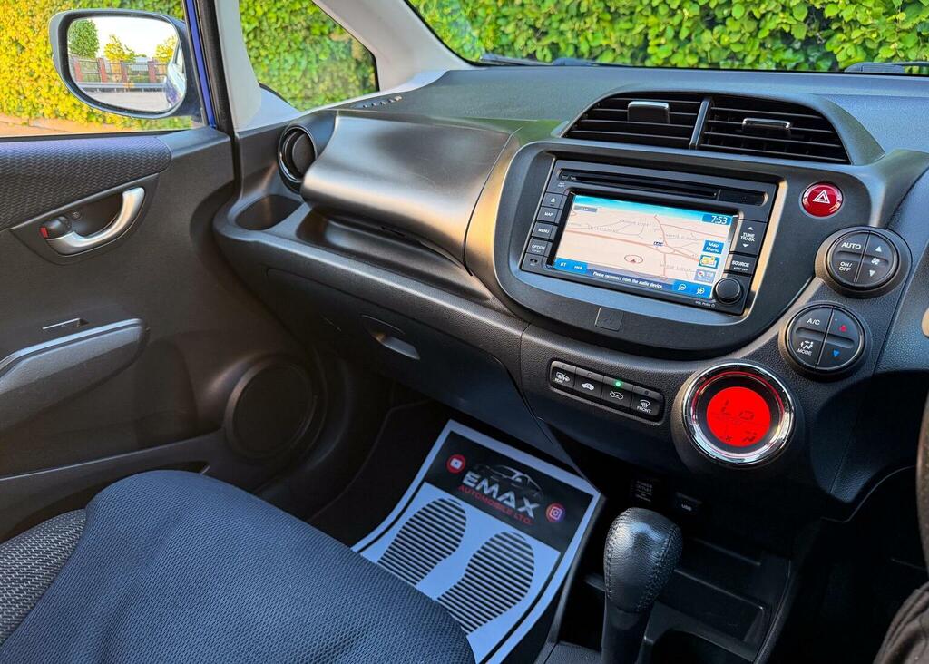 Honda Jazz Honda Hatchback 1.4 I-vtec Es Plus Cvt Silver #20
