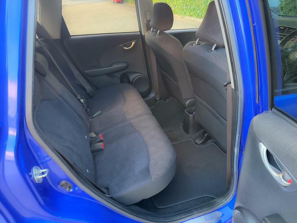 Honda Jazz Honda Hatchback 1.4 I-vtec Es Plus Cvt Silver #25