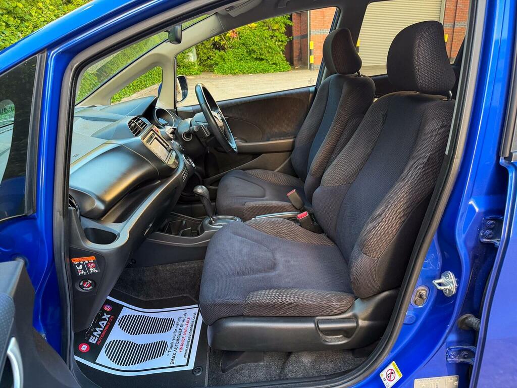 Honda Jazz Honda Hatchback 1.4 I-vtec Es Plus Cvt Silver #32