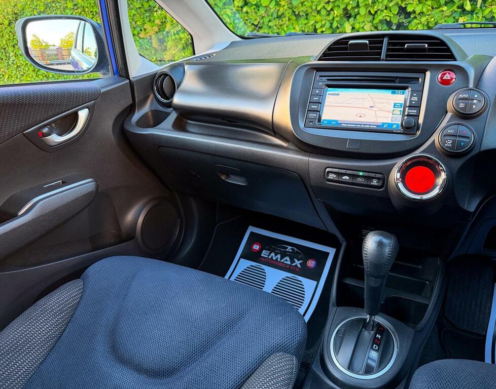 Honda Jazz Honda Hatchback 1.4 I-vtec Es Plus Cvt Silver #26