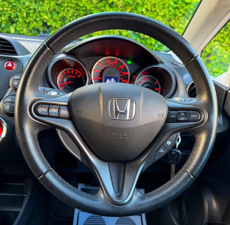 Honda Jazz Honda Hatchback 1.4 I-vtec Es Plus Cvt Silver #19