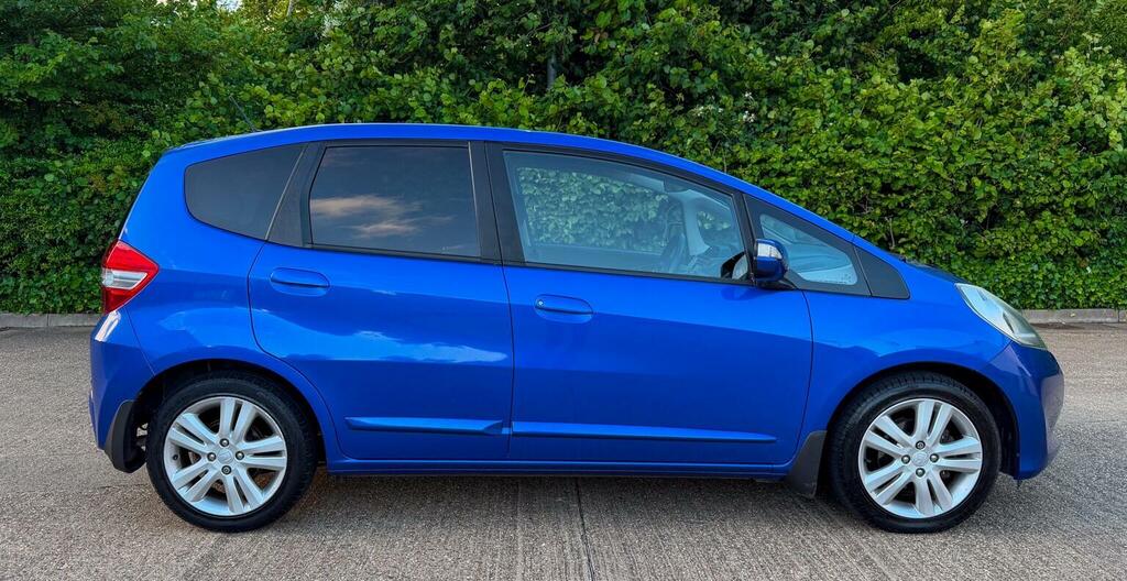 Honda Jazz Honda Hatchback 1.4 I-vtec Es Plus Cvt Silver #9