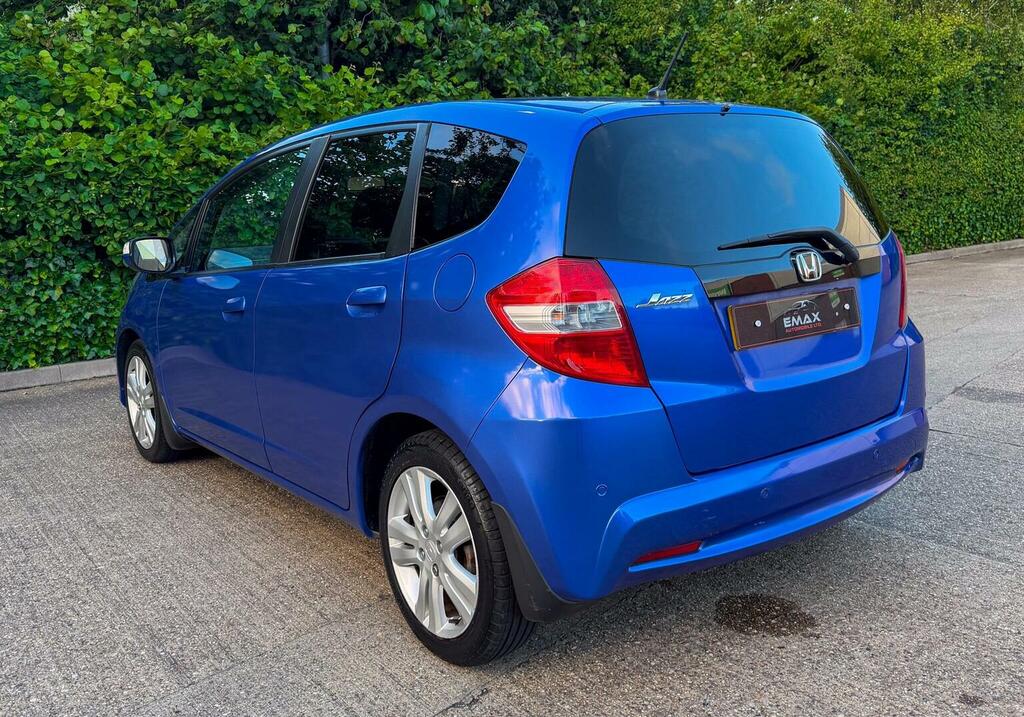 Honda Jazz Honda Hatchback 1.4 I-vtec Es Plus Cvt Silver #21