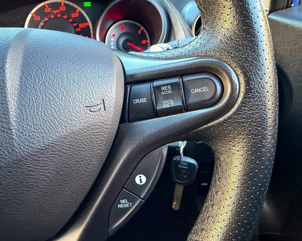 Honda Jazz Honda Hatchback 1.4 I-vtec Es Plus Cvt Silver #12