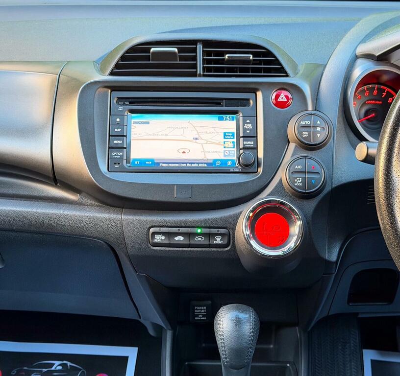 Honda Jazz Honda Hatchback 1.4 I-vtec Es Plus Cvt Silver #30
