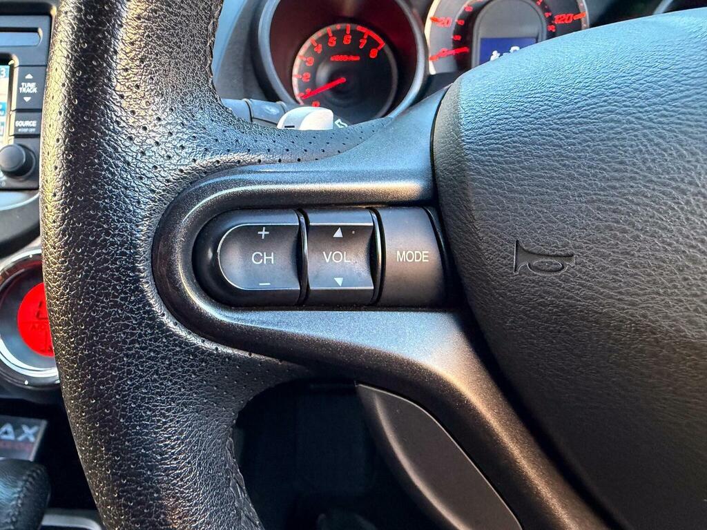 Honda Jazz Honda Hatchback 1.4 I-vtec Es Plus Cvt Silver #10