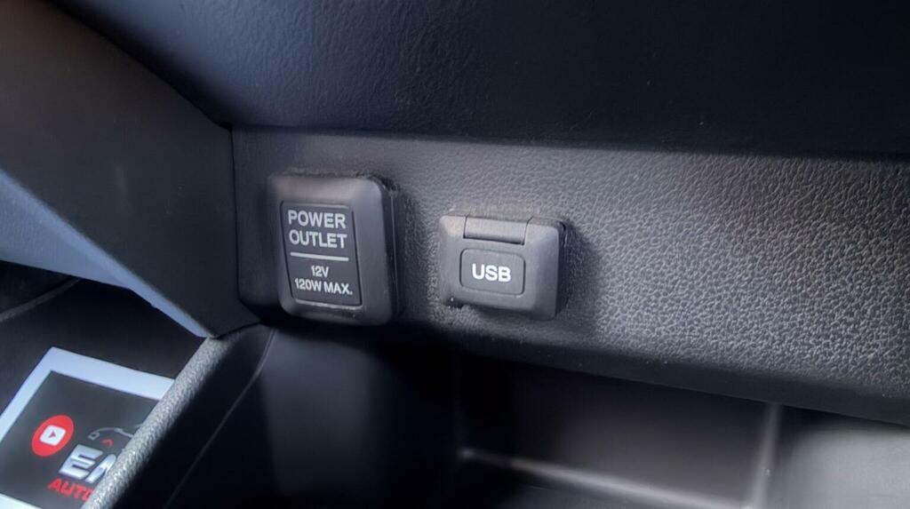 Honda Jazz Honda Hatchback 1.4 I-vtec Es Plus Cvt Silver #18