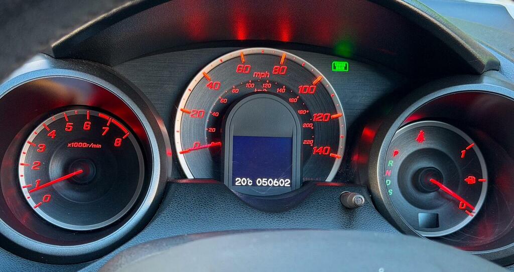 Honda Jazz Honda Hatchback 1.4 I-vtec Es Plus Cvt Silver #24