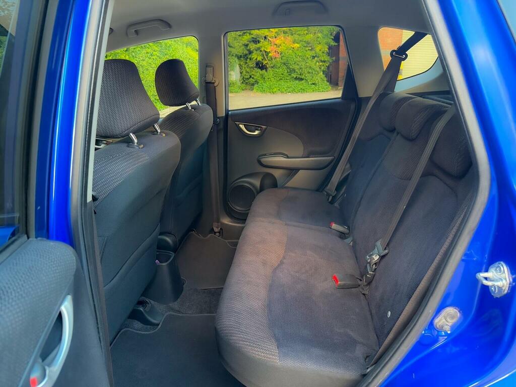 Honda Jazz Honda Hatchback 1.4 I-vtec Es Plus Cvt Silver #29