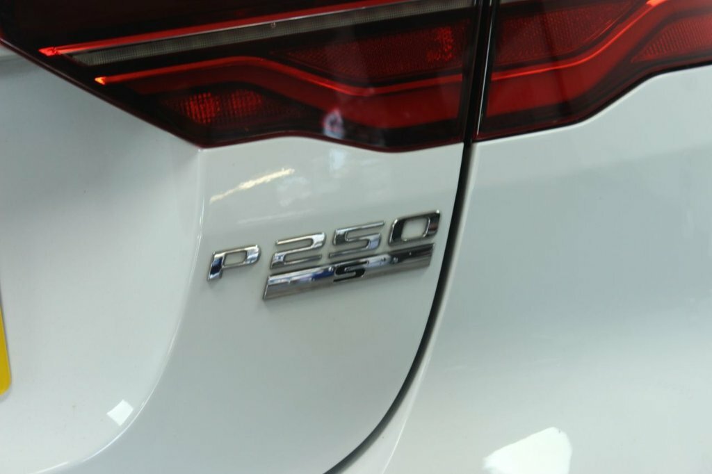 Jaguar XE 2L R-dynamic S YE19OZZ White #4