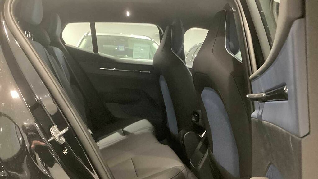 Volvo EX30 Core, Single Motor Extended Range, LR26GCF Black #6