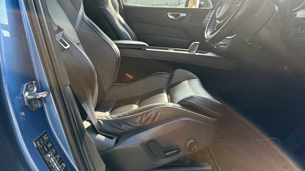 Volvo XC60 B5 P Momentum Blue #27