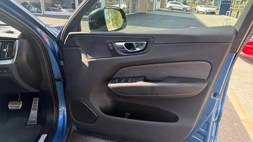Volvo XC60 B5 P Momentum Blue #26