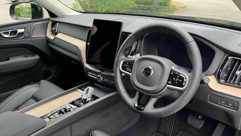 Volvo XC60 Plus Pro T6 Awd Plug-in Hybrid, D LR26YZV Black #4