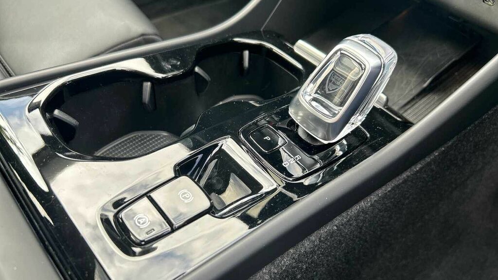 Volvo XC40 Plus, B3 Mild Hybrid, Dark Black #24