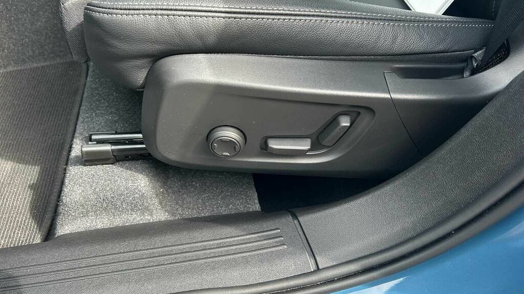 Volvo XC40 Plus, B3 Mild Hybrid, Dark Black #38
