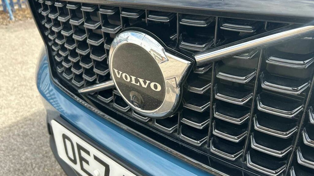 Volvo XC40 Plus, B3 Mild Hybrid, Dark Black #42