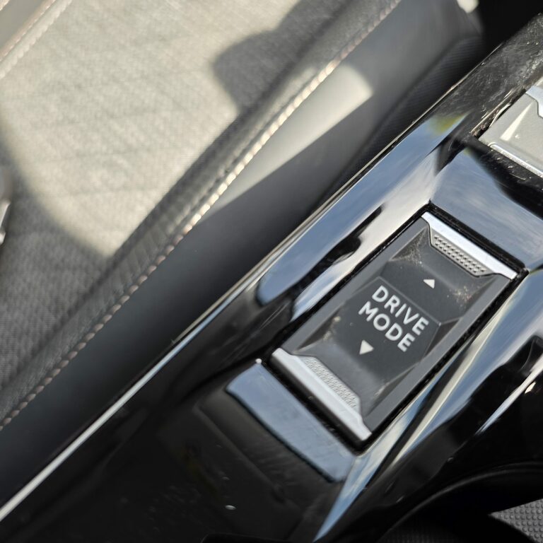 Peugeot 208 Hatchback #25