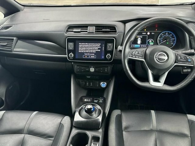 Nissan Leaf Tekna Hatchback Black #4