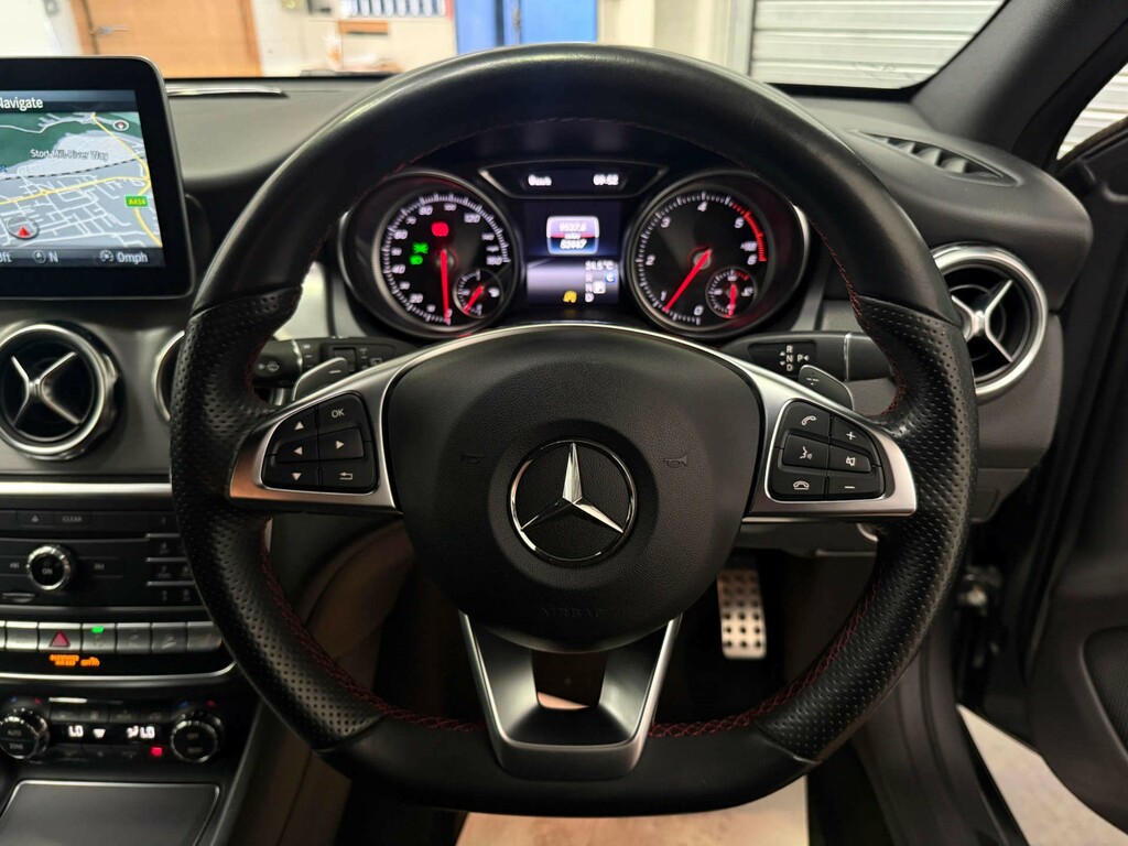 Mercedes-Benz GLA Class Gla 200 Sport Premium Red #13
