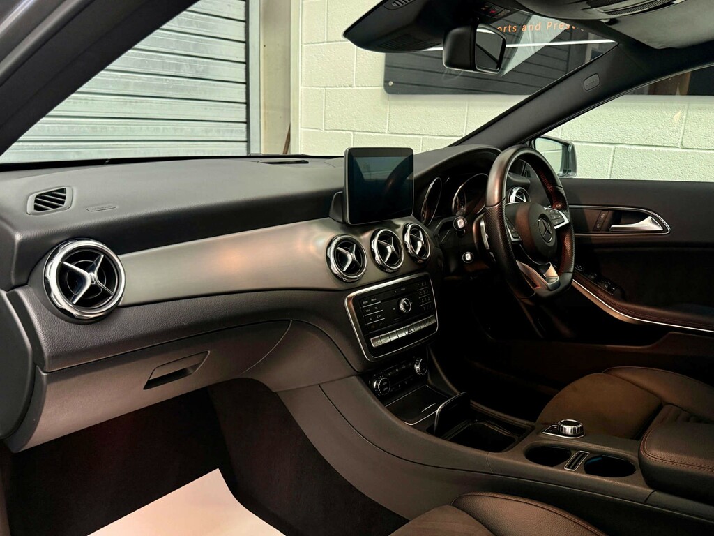 Mercedes-Benz GLA Class Gla 200 Sport Premium Red #16