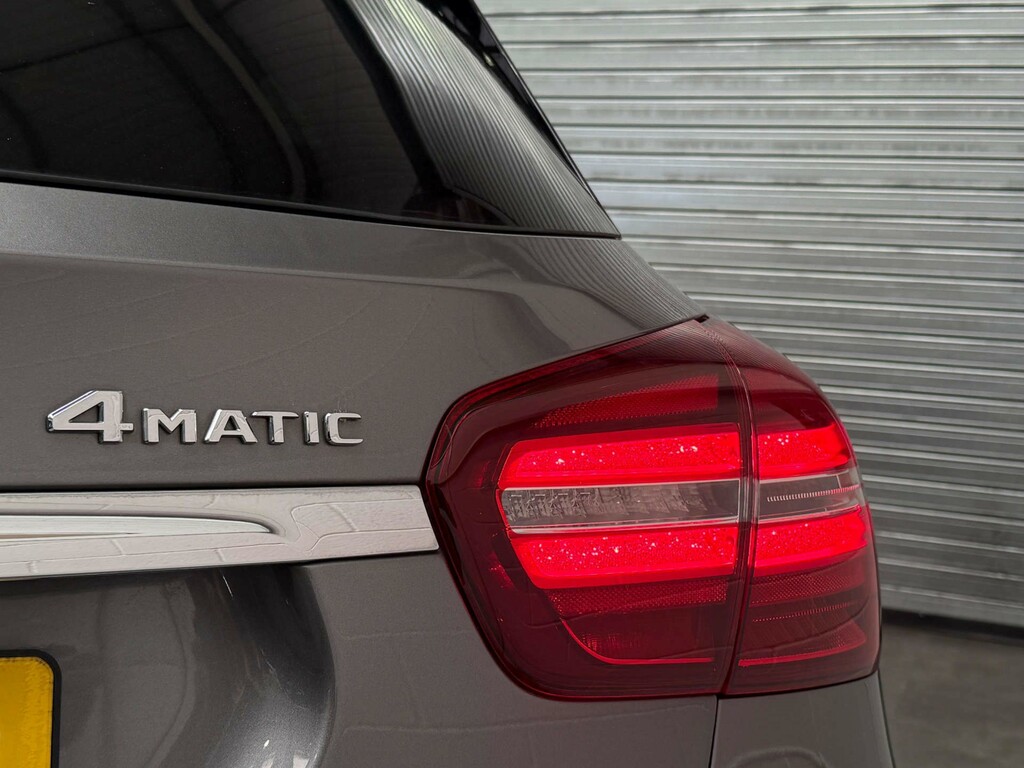 Mercedes-Benz GLA Class Gla 200 Sport Premium Red #10