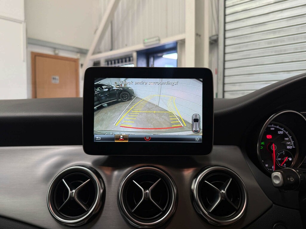 Mercedes-Benz GLA Class Gla 200 Sport Premium Red #21