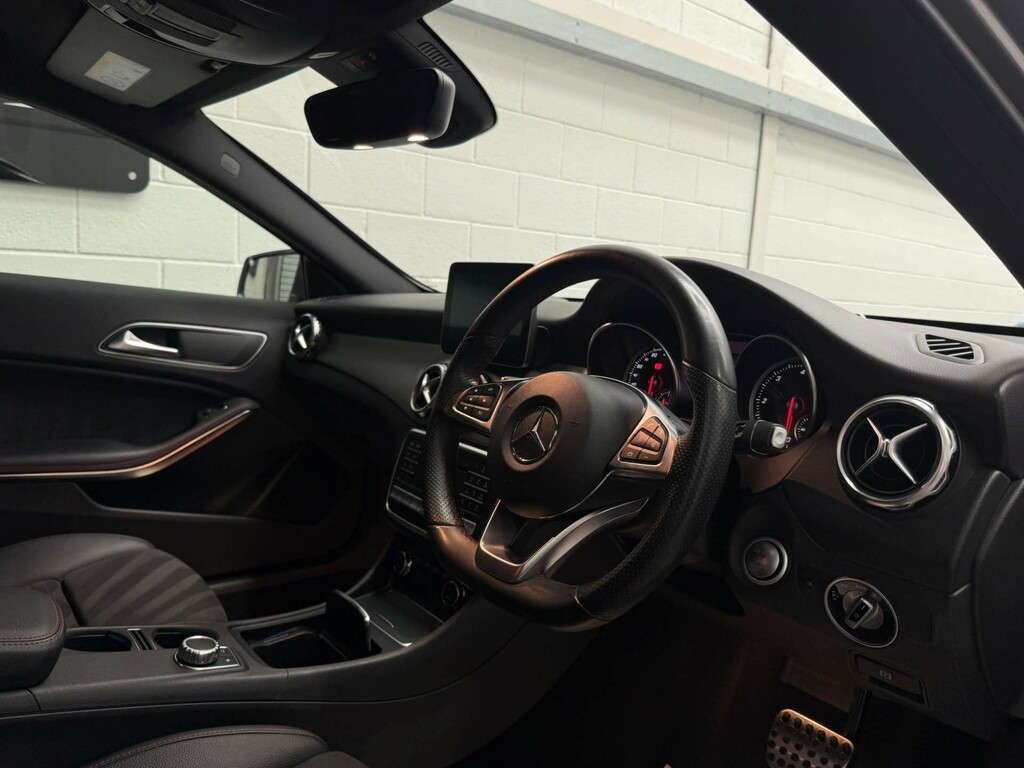 Mercedes-Benz GLA Class Gla 200 Sport Premium Red #14