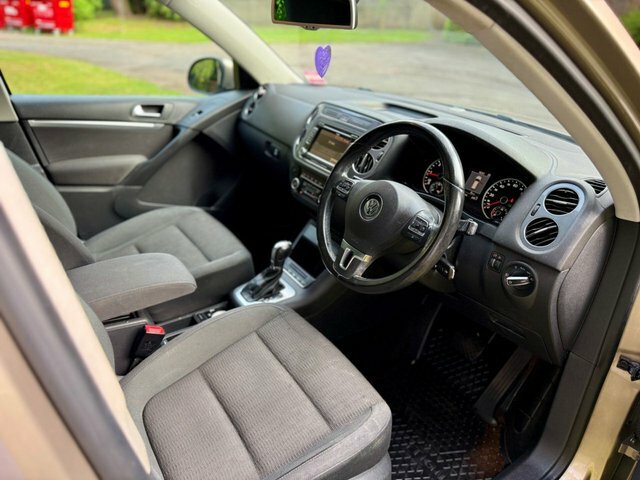 Volkswagen Tiguan 2.0 Tdi Bluemotion Tech Se Suv Dsg 4Wd Beige #2