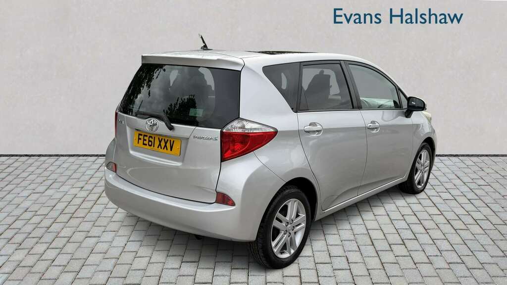 Toyota Verso-S 1.33 Dual Vvt-i T Spirit 2011 Silver #3